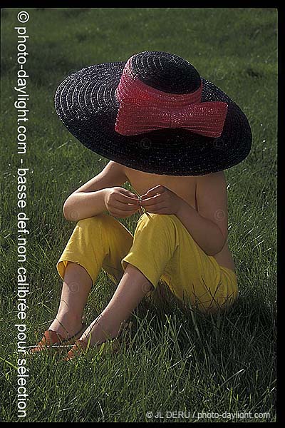 petite fille avec un grand chapeau - little girl with a large hat